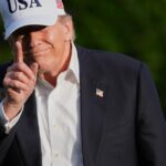 O presidente Donald Trump gesticula para os repórteres enquanto atravessa o gramado sul da Casa Branca, sexta-feira, 15 de maio de 2026.