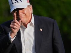 Trump diz que líder do grupo Estado Islâmico foi morto em missão conjunta EUA-Nigéria O presidente Donald Trump gesticula para os repórteres enquanto atravessa o gramado sul da Casa Branca, sexta-feira, 15 de maio de 2026.