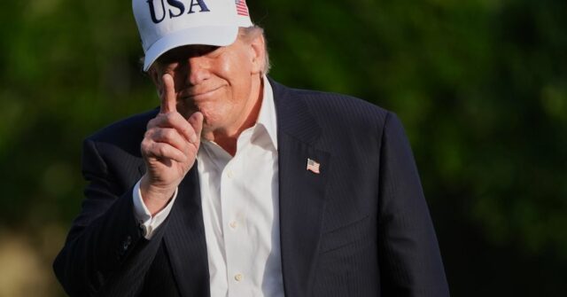 O presidente Donald Trump gesticula para os repórteres enquanto atravessa o gramado sul da Casa Branca, sexta-feira, 15 de maio de 2026.