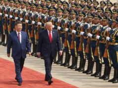 Trump e Xi se reúnem para negociações comerciais históricas President Donald Trump, right, participates in a welcome ceremony with China's President Xi Jinping at the Great Hall of the People on May 14, 2026, in Beijing.