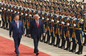 Trump e Xi se reúnem para negociações comerciais históricas President Donald Trump, right, participates in a welcome ceremony with China's President Xi Jinping at the Great Hall of the People on May 14, 2026, in Beijing.