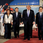 Trump com vice-presidente chinês ao chegar à China