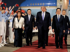 Trump é bem-vindo no tapete vermelho na China, mas viagens anteriores a Pequim mostram pompa só vai até certo ponto Trump com vice-presidente chinês ao chegar à China