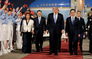 Trump é bem-vindo no tapete vermelho na China, mas viagens anteriores a Pequim mostram pompa só vai até certo ponto Trump com vice-presidente chinês ao chegar à China