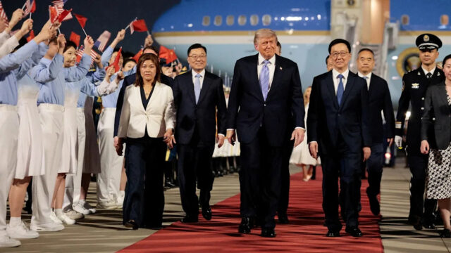 Trump com vice-presidente chinês ao chegar à China