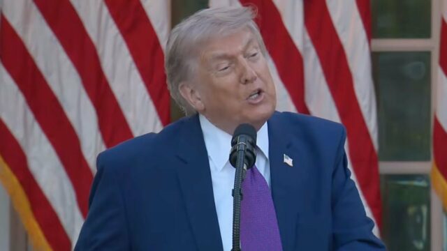 Trump interrompe discurso para questionar multidão sobre possível confronto entre James Comey
