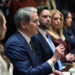 Trump ordena que os bancos observem mais de perto a cidadania dos clientes em nova medida de fiscalização da imigração