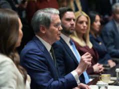 Trump ordena que os bancos observem mais de perto a cidadania dos clientes em nova medida de fiscalização da imigração Trump ordena que os bancos observem mais de perto a cidadania dos clientes em nova medida de fiscalização da imigração