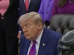 Trump parece cochilar em evento na Casa Branca Trump parece cochilar em evento na Casa Branca