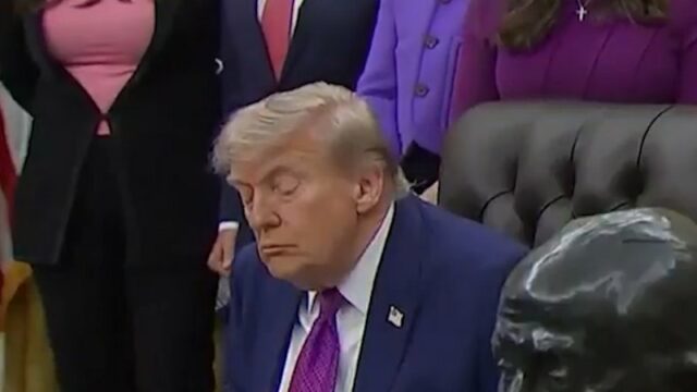 Trump parece cochilar em evento na Casa Branca
