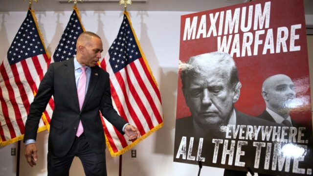Trump pede acusações de “incitamento” contra o principal democrata Hakeem Jeffries
