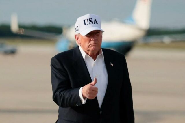 Presidente Donald Trump, vestindo um branco 