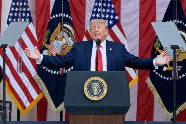 Trump promete que o Irã nunca terá armas nucleares enquanto lamenta os 13 militares que morreram na guerra em curso
