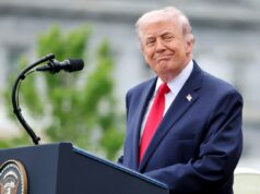 Trump publica imagem adulterada de si mesmo nadando na piscina do Lincoln Memorial Joe Edwards