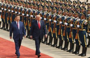 Trump recebe boas-vindas espetaculares de Xi da China enquanto guardas em passos de ganso cumprimentam o presidente em Pequim Trump recebe boas-vindas espetaculares de Xi da China enquanto guardas em passos de ganso cumprimentam o presidente em Pequim