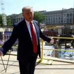 O presidente dos EUA, Donald Trump, fala à imprensa perto do local de construção de seu proposto salão de baile na Casa Branca em Washington, DC, em 19 de maio de 2026. (Foto de Kent NISHIMURA / AFP)
