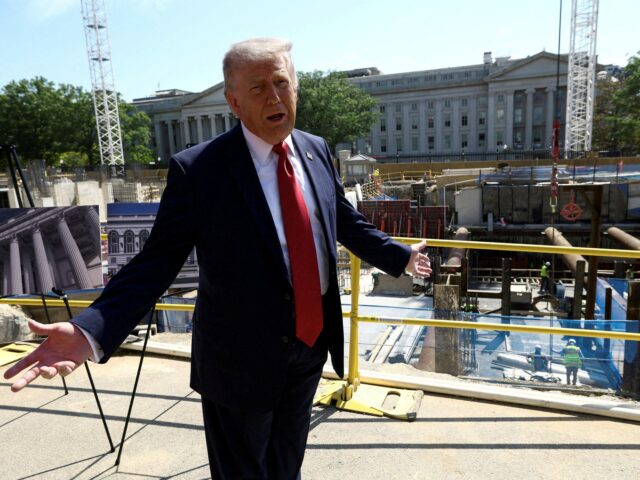Trump renova petição para salão de baile na Casa Branca, O presidente dos EUA, Donald Trump, fala à imprensa perto do local de construção de seu proposto salão de baile na Casa Branca em Washington, DC, em 19 de maio de 2026. (Foto de Kent NISHIMURA / AFP)