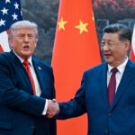 Kenny Holston/Pool/AFP via Getty Images - FOTO: O presidente Donald Trump aperta a mão do presidente chinês Xi Jinping no Grande Salão do Povo, em 14 de maio de 2026, em Pequim.