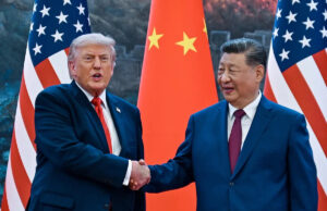 Trump responde ao comentário de Xi sobre a “armadilha de Tucídides” sobre o declínio dos EUA Kenny Holston/Pool/AFP via Getty Images - FOTO: O presidente Donald Trump aperta a mão do presidente chinês Xi Jinping no Grande Salão do Povo, em 14 de maio de 2026, em Pequim.