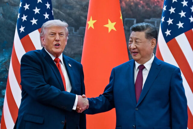 Trump responde ao comentário de Xi sobre a “armadilha de Kenny Holston/Pool/AFP via Getty Images - FOTO: O presidente Donald Trump aperta a mão do presidente chinês Xi Jinping no Grande Salão do Povo, em 14 de maio de 2026, em Pequim.