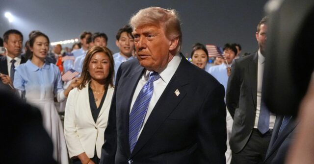 Trump retira tema importante da agenda enquanto 'duas superpotências' se reúnem em Pequim
