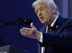 Trump retorna ao hospital pela TERCEIRA vez em 13 meses enquanto ex-médicos da Casa Branca soam o alarme Novas preocupações com a saúde estão rondando o presidente Donald Trump, 79, enquanto ele se dirige ao Walter Reed Medical Center pela terceira vez em 13 meses