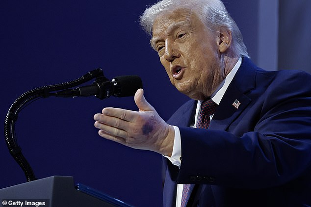 Novas preocupações com a saúde estão rondando o presidente Donald Trump, 79, enquanto ele se dirige ao Walter Reed Medical Center pela terceira vez em 13 meses