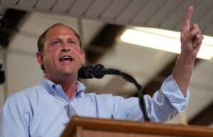Trump sacode a corrida para o Senado de Kentucky com o endosso do deputado Andy Barr Yahoo news home