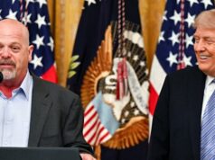 Trump tenta minimizar os efeitos económicos da guerra no Irão Trump aparece ao lado do astro de reality shows Rick Harrison no evento para pequenas empresas na Casa Branca.
