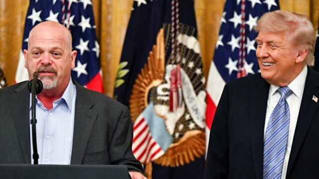 Trump aparece ao lado do astro de reality shows Rick Harrison no evento para pequenas empresas na Casa Branca.