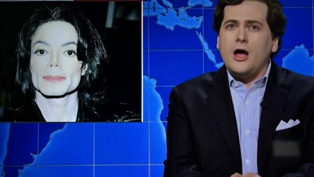 Tucker Carlson no 'SNL' critica o Met Gala e critica o filme de 'Michael' por ignorar 'a parte em que ele era um homem branco'
