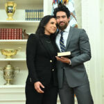Tulsi Gabbard e seu marido Abraham Williams se abraçam antes de ela tomar posse como diretora de inteligência nacional no Salão Oval em 12 de fevereiro de 2025. / Crédito: ANDREW CABALLERO-REYNOLDS/AFP via Getty Images
