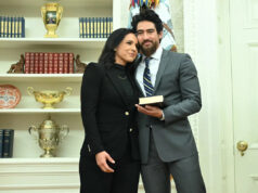 Tulsi Gabbard renuncia ao cargo de chefe da inteligência, citando diagnóstico de câncer do marido Tulsi Gabbard e seu marido Abraham Williams se abraçam antes de ela tomar posse como diretora de inteligência nacional no Salão Oval em 12 de fevereiro de 2025. / Crédito: ANDREW CABALLERO-REYNOLDS/AFP via Getty Images
