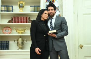 Tulsi Gabbard renuncia ao cargo de chefe da inteligência, citando diagnóstico de câncer do marido Tulsi Gabbard e seu marido Abraham Williams se abraçam antes de ela tomar posse como diretora de inteligência nacional no Salão Oval em 12 de fevereiro de 2025. / Crédito: ANDREW CABALLERO-REYNOLDS/AFP via Getty Images
