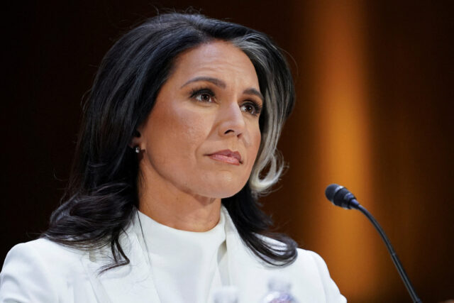 Tulsi Gabbard renuncia ao cargo de principal autoridade de inteligência dos EUA de Trump
