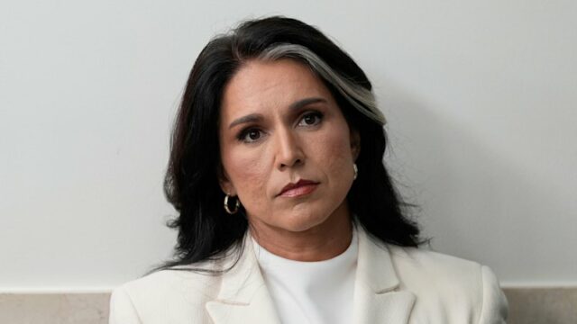 Tulsi Gabbard se torna a quarta mulher a deixar o Michael Koziol