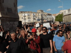 Tunisinos manifestam-se em meio a crise económica e prisões políticas Tunisinos manifestam-se em meio a crise económica e prisões políticas