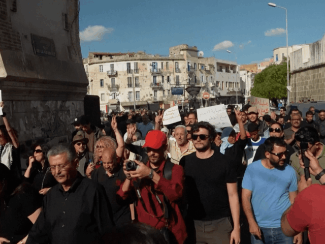 Tunisinos manifestam-se em meio a crise económica e prisões políticas Tunisinos manifestam-se em meio a crise económica e prisões políticas