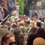 Centenas de turistas lotaram as ruas de Positano, na Costa Almalfitana, no sul da Itália, no último episódio de excesso de turismo na cidade.