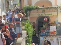 Turistas inundam pequenas aldeias italianas com multidões ‘bloqueando ruas e prendendo moradores em suas casas’ Centenas de turistas lotaram as ruas de Positano, na Costa Almalfitana, no sul da Itália, no último episódio de excesso de turismo na cidade.
