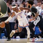 Shai Gilgeous-Alexander nº 2 do Oklahoma City Thunder dirige ao redor de Julian Champagnie nº 30 do San Antonio Spurs durante o quarto quarto no jogo cinco das finais da Conferência Oeste da NBA no Paycom Center em 26 de maio de 2026 em Oklahoma City, Oklahoma.