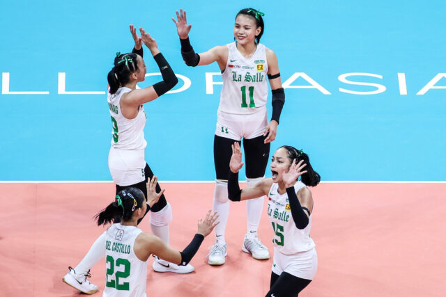 Shane Reterta, do La Salle Lady Spikers, durante um jogo contra o NU Lady Bulldogs nas finais do torneio de vôlei feminino da temporada 88 da UAAP.