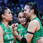 Angel Canino, Amie Provido e Shevana Laput de La Salle Lady Spikers após vencer o campeonato no torneio de vôlei feminino da 88ª temporada da UAAP.