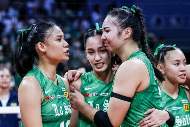 Angel Canino, Amie Provido e Shevana Laput de La Salle Lady Spikers após vencer o campeonato no torneio de vôlei feminino da 88ª temporada da UAAP.