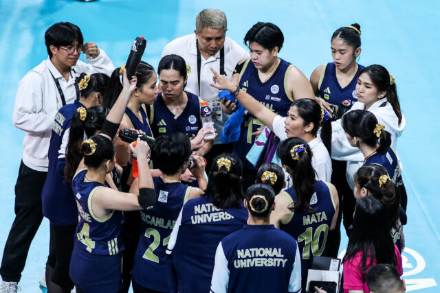 NU Lady Bulldogs durante um jogo contra La Salle Lady Spikers nas finais do vôlei feminino da temporada 88 da UAAP. 