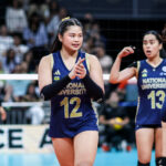 Sam Cantada, do NU Lady Bulldogs, durante um jogo contra o La Salle Lady Spikers nas finais do vôlei feminino da temporada 88 da UAAP.
