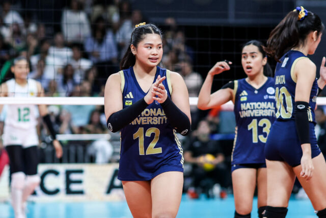 Sam Cantada, do NU Lady Bulldogs, durante um jogo contra o La Salle Lady Spikers nas finais do vôlei feminino da temporada 88 da UAAP. 