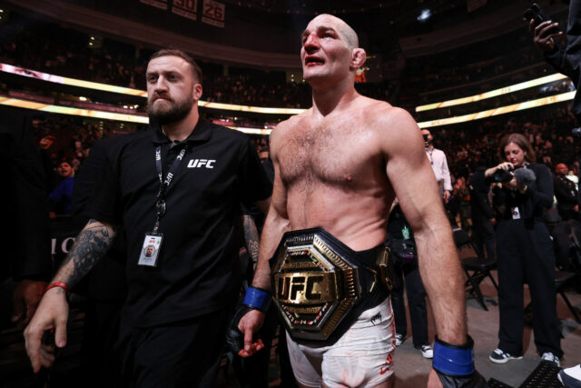 Sean Strickland vence Khamzat Chimaev e se torna bicampeão peso médio no UFC 328