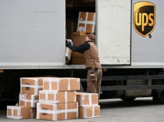UPS inicia reembolsos após decisão da Suprema Corte sobre tarifas Trump File photo: A UPS worker takes parcels out of a truck.