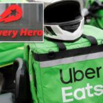 Entrega de sacolas e um capacete do Uber Eats em uma rua no centro de Kiev.